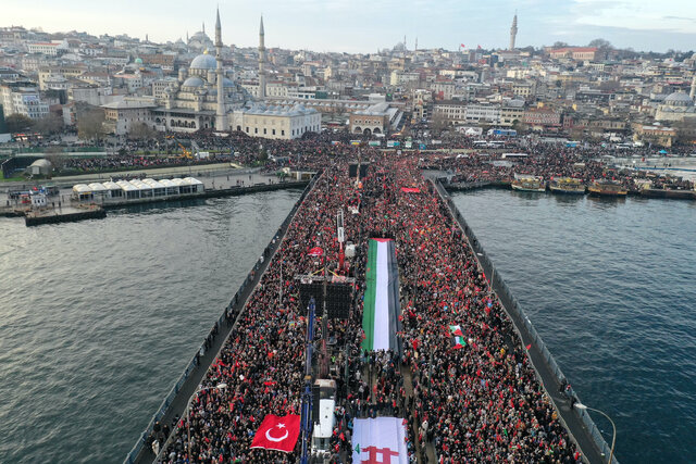 تجمع بزرگ حامیان فلسطین در استانبول در اولین روز سال ۲۰۲۴