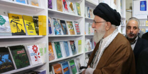 در بازدید رهبر انقلاب از نمایشگاه کتاب : هیچ چیزی جای کتاب را نمی‌گیرد