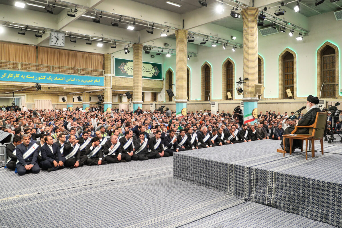 رهبر معظم انقلاب اسلامی در دیدار هزاران تن از کارگران:کارگر؛ سرمایه اصلی برای تحقق شعار سال