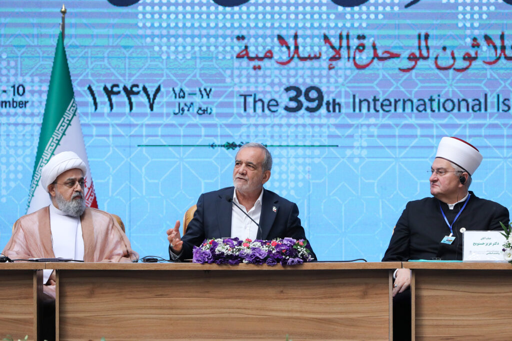 با تمام توان به وحدت و انسجام امت اسلامی پایبندیم