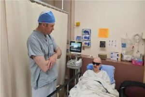 بازگشت بینایی پس از ۲۰ سال با کاشت دندان در چشم!