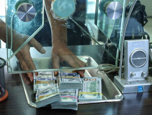 آغاز خرید ارز از گردشگران خارجی در فرودگاه‌های بین‌المللی ایران