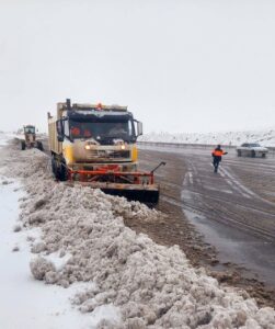 تلاش شبانه‌روزی راهداران در دل راه‌های برفی؛ اجرای ۹۰ هزار کیلومتر عملیات برفروبی
