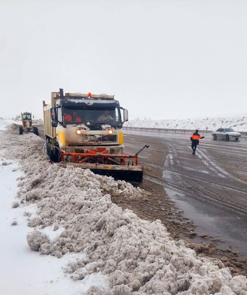 تلاش شبانهروزی راهداران در دل راههای برفی؛ اجرای ۹۰ هزار کیلومتر عملیات برفروبی