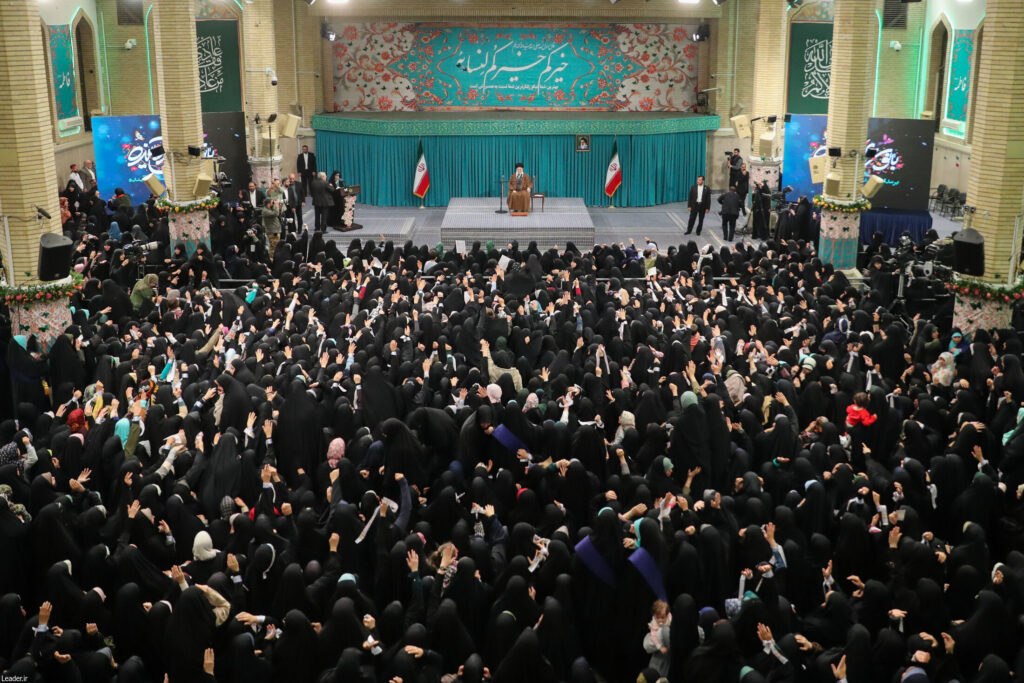 حضرت آیت الله خامنه‌ای در دیدار هزاران نفر از زنان و دختران: اسلام بر رعایت کامل احترام زن تأکید دارد