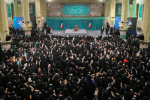 حضرت آیت الله خامنه‌ای در دیدار هزاران نفر از زنان و دختران: اسلام بر رعایت کامل احترام زن تأکید دارد